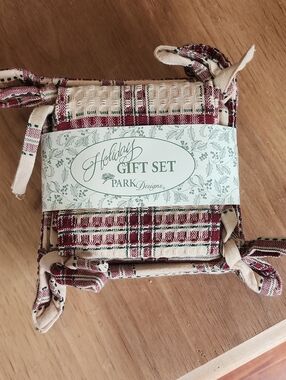 Park Designs Holiday Gift Set - Plaid Burgundy & Cream Kitchen Linens